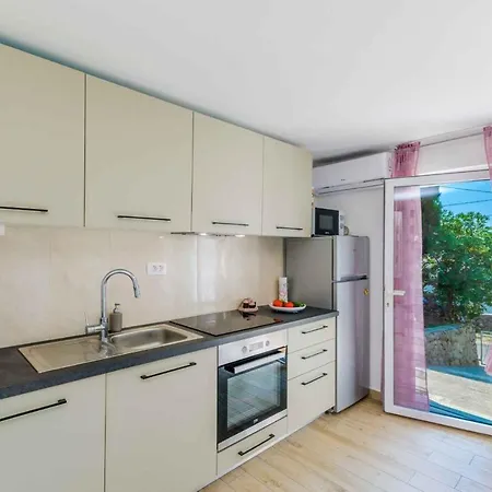In 39512 Apartment *