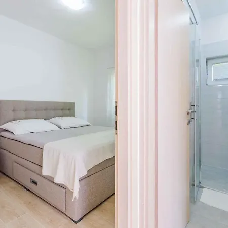 In 39512 Apartment *