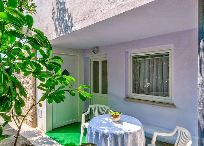 In 39512 Apartment *